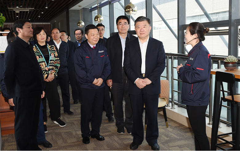 时任全国人大常委会副委员长陈竺率队视察星空电子