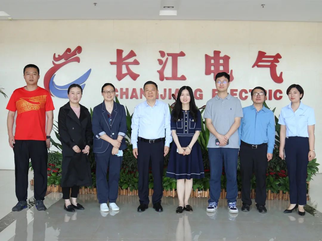 蹲点民企看“荆”彩 | 经济日报、湖北日报采访团调研星空电子发展